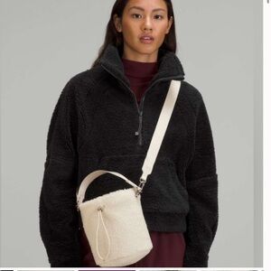 Black Fleece Pullover and Cream Bucket Bag